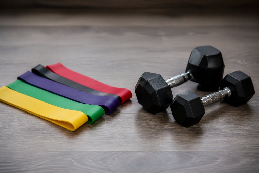 Resistance Bands vs Dumbbells for Home Fitness